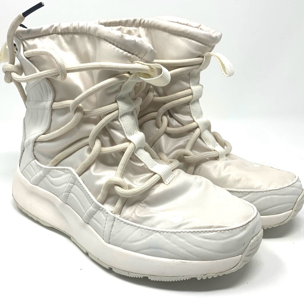 Nike Woman's Tanjun High Rise Boots. Size 7.5 Color  Phantom/Black